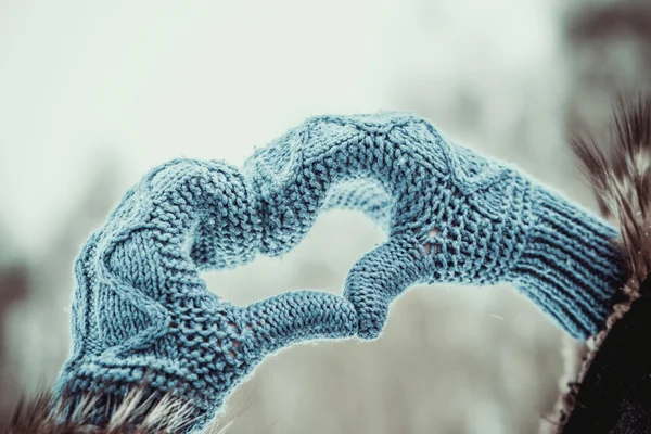 Manos en forma de corazón en los guantes al aire libre — Foto de Stock