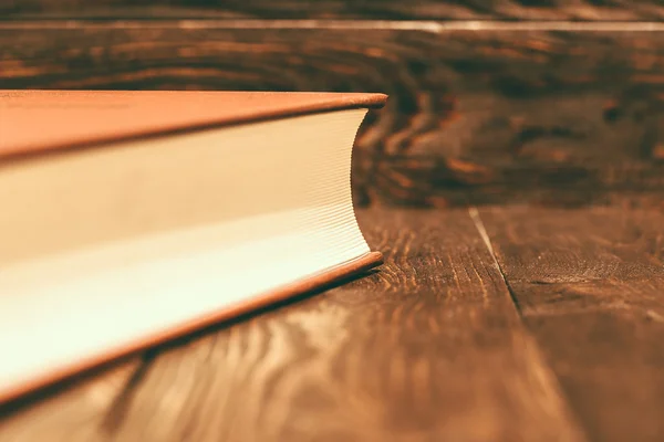 Вінтажна книга на дерев'яному фоні — стокове фото