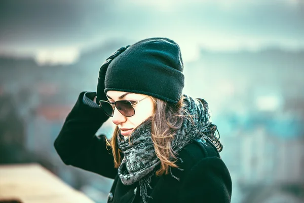 Menina no topo do edifício alto — Fotografia de Stock