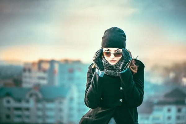 Menina no topo do edifício alto — Fotografia de Stock