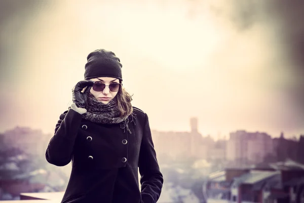 Chica en la parte superior del edificio alto — Foto de Stock