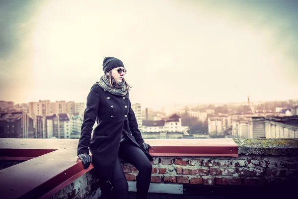 Ragazza sulla cima di alto edificio — Foto Stock