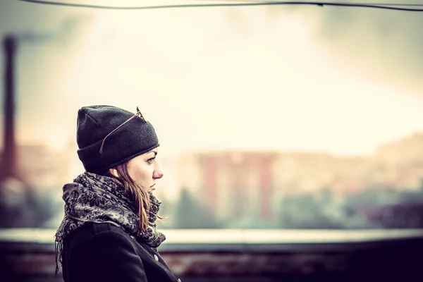 Ragazza sulla cima di alto edificio — Foto Stock