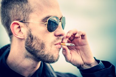 Adam yüksek binanın çatı üzerinde