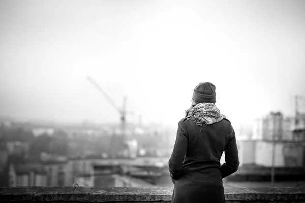 Ragazza sulla cima di alto edificio — Foto Stock