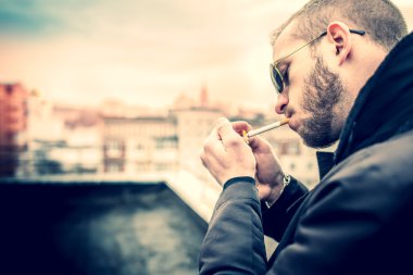 Adam yüksek binanın çatı üzerinde