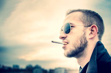 Adam yüksek binanın çatı üzerinde