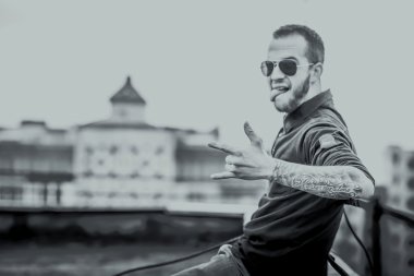 Adam yüksek binanın çatı üzerinde