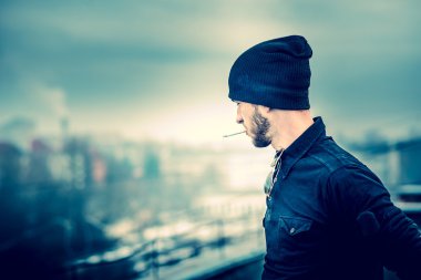 Adam yüksek binanın çatı üzerinde