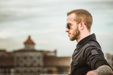 Adam yüksek binanın çatı üzerinde