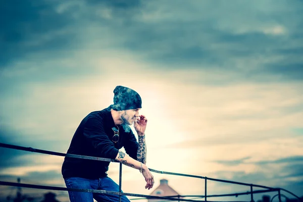 Man on the roof of the high building — Stock Photo, Image