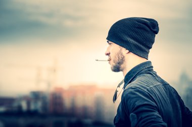 Adam yüksek binanın çatı üzerinde