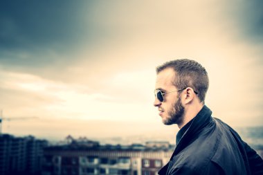 Adam yüksek binanın çatı üzerinde