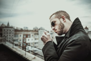 Adam yüksek binanın çatı üzerinde