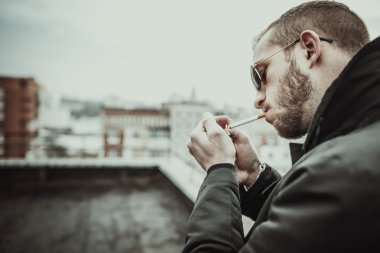 Adam yüksek binanın çatı üzerinde