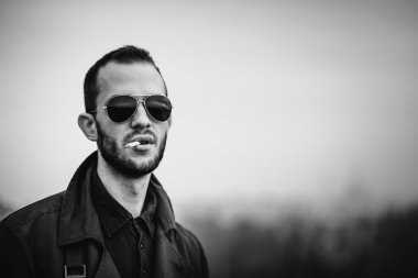 Adam yüksek binanın çatı üzerinde