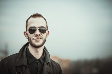 Adam yüksek binanın çatı üzerinde