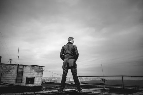Homme sur le toit du haut bâtiment — Photo