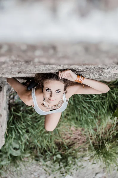 Looking up girl — Stock Photo, Image