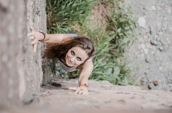 Guardando su ragazza — Foto Stock