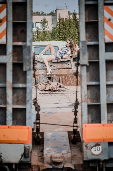 Девушка сидит на грузовике — стоковое фото