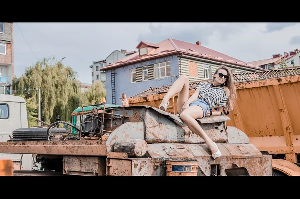 Fille couchée sur le camion — Photo