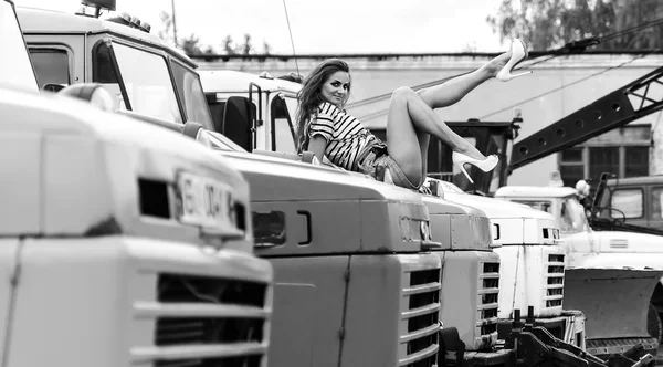 Menina no caminhão em shorts azuis — Fotografia de Stock