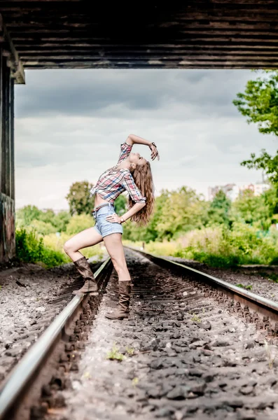 Jong meisje aan de spoorweg — Stockfoto