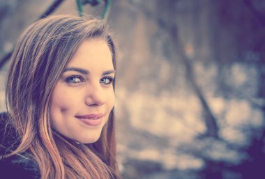 mavi gözlü güzel kız