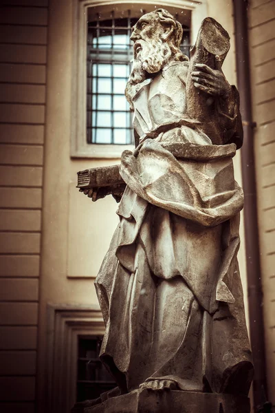 Vintage monument of old male figure — Stock Photo, Image