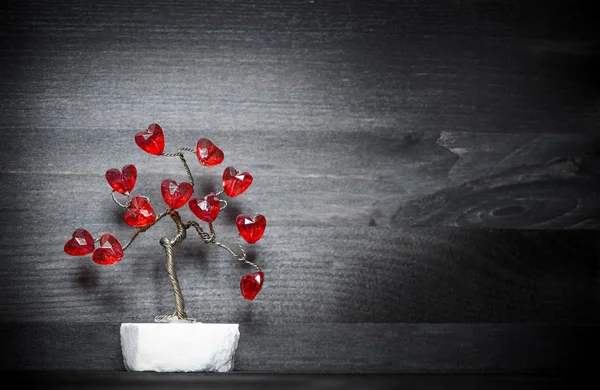 Bel arbre d'amour avec des cœurs rouges dessus — Photo