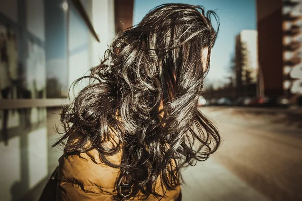 Brunetka s dlouhými kudrnatými vlasy venkovní — Stock fotografie