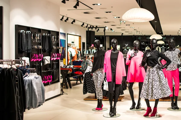 Loja de compras com manequins de moda — Fotografia de Stock