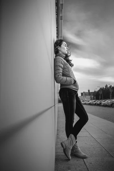 Fille dans la rue de la ville près du mur — Photo