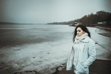 Pretty genç kız donmuş göl üzerinde arka plan ile açık