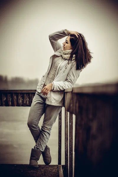 Jolie jeune fille en plein air sur le vieux pont — Photo