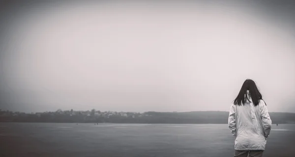 Jolie jeune fille en plein air avec lac gelé sur fond — Photo