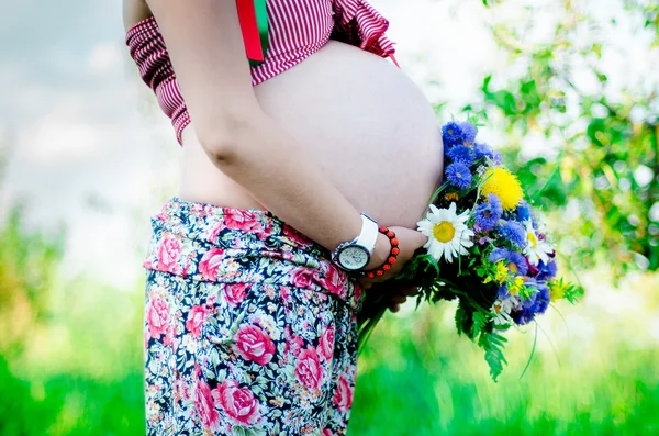 Gelukkig zwangere vrouwen buiten in de tuin — Stockfoto