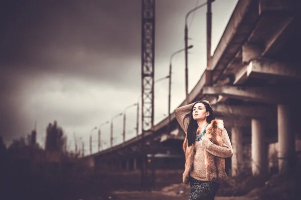Μακριά μαλλιά κορίτσι μελαχρινή εξωτερική με παλιά βιομηχανικά γέφυρα πίσω από — Φωτογραφία Αρχείου