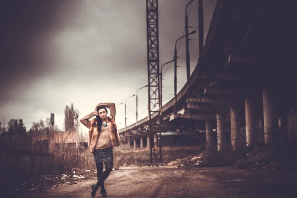 Lange Haare brünette Mädchen im Freien mit alten Industriebrücke behin — Stockfoto
