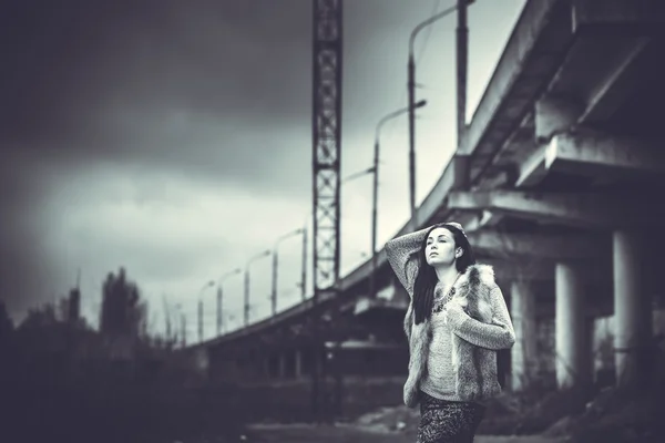 Uzun saçlı esmer kız eski sanayi köprü behin ile açık — Stok fotoğraf