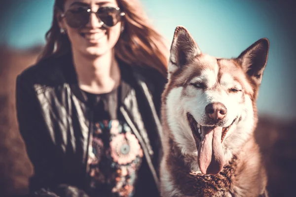 O cão husky e a menina feliz atrás — Fotografia de Stock