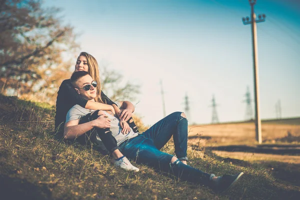 Romantický pár odpočinku venkovní v lese — Stock fotografie