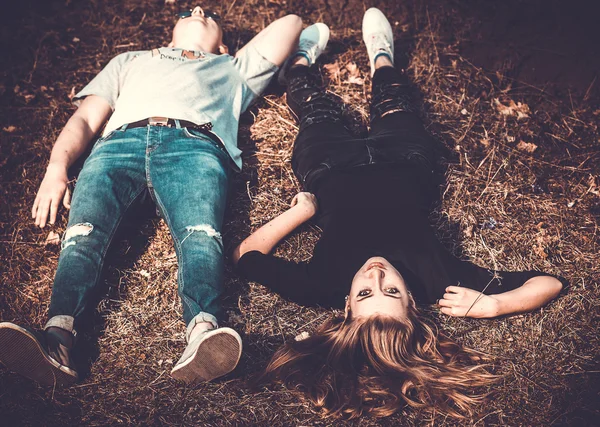 Mooie paar rest buiten in het bos — Stockfoto