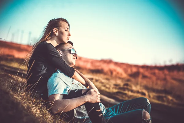 Romantický pár odpočinku venkovní v lese — Stock fotografie