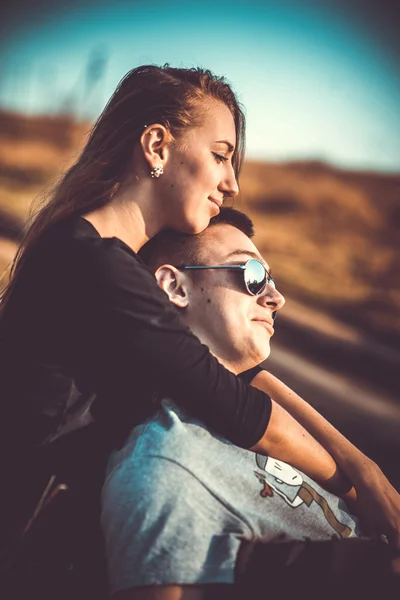 Bastante pareja resto al aire libre en el bosque — Foto de Stock