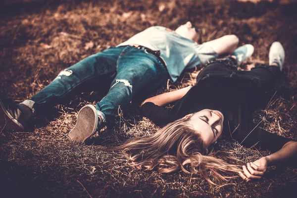 Casal bonito descansar ao ar livre na floresta — Fotografia de Stock