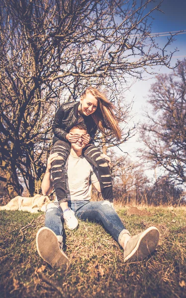 Casal bonito descansar ao ar livre na floresta — Fotografia de Stock