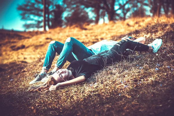 Jolie couple se reposer en plein air dans la forêt — Photo