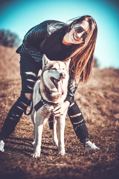 Ragazza e il suo cane husky all'aperto nella foresta — Foto Stock